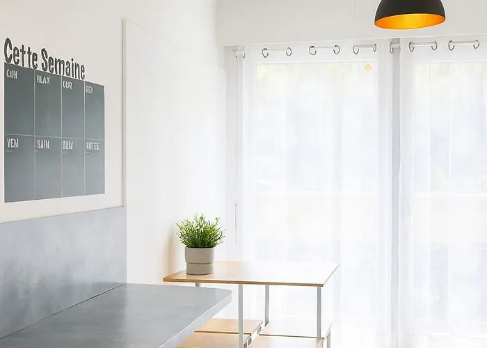 Elegant Rez-de-jardin 4 A * アンジェ